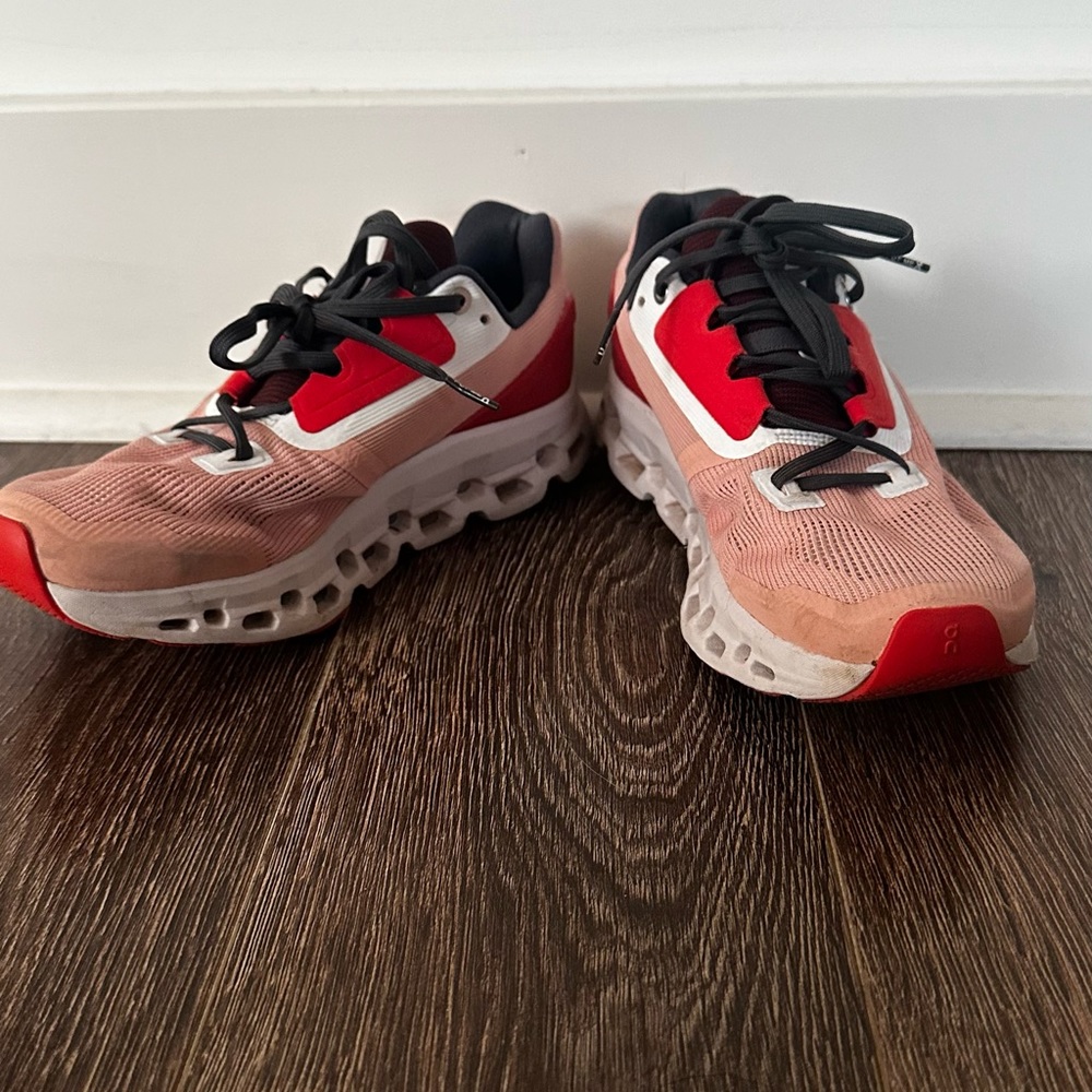 On cloud - womens cloudstratus 2.0 - red and white - size 7W